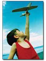 Criança na praia a brincar com avião - visão de uma pessoa normovisual